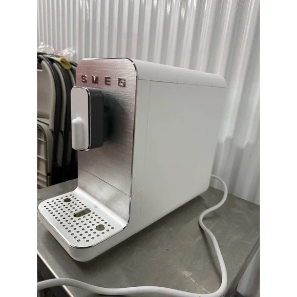 Smeg EP3221/44 Fully Automatic Coffee Machine White - Picture 5 of 11
